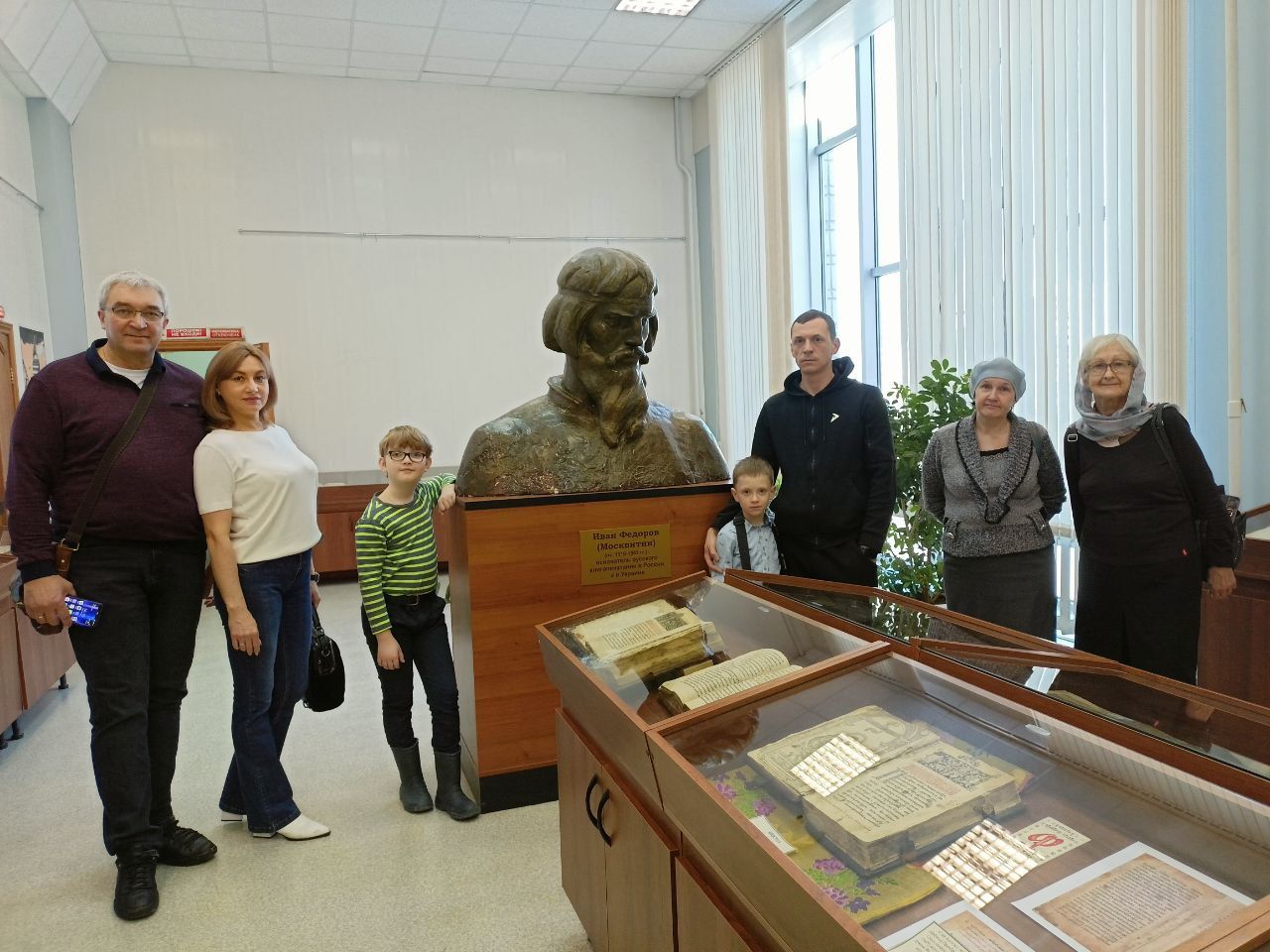 Прихожане и школьники посетили выставку древних книг в ГПНТБ